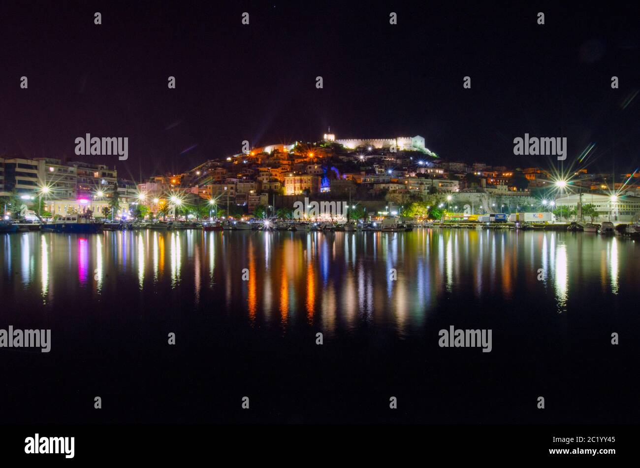 Vue nocturne générale du château dominant le paysage urbain de Kavala Grèce Banque D'Images