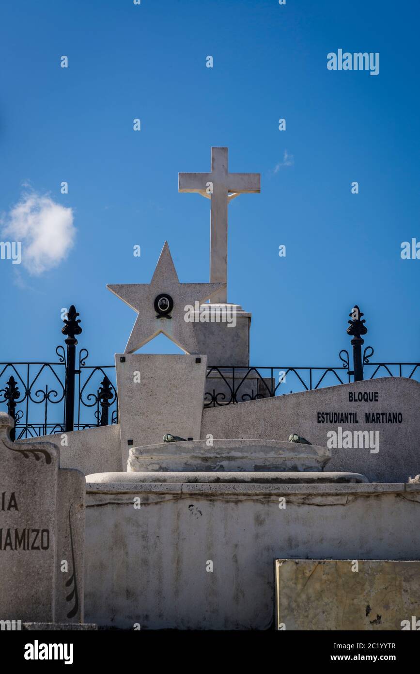 Christin et symboles communistes sur les pierres tombales, cimetière de Santa Ifigenia, Santiago de Cuba, Cuba Banque D'Images