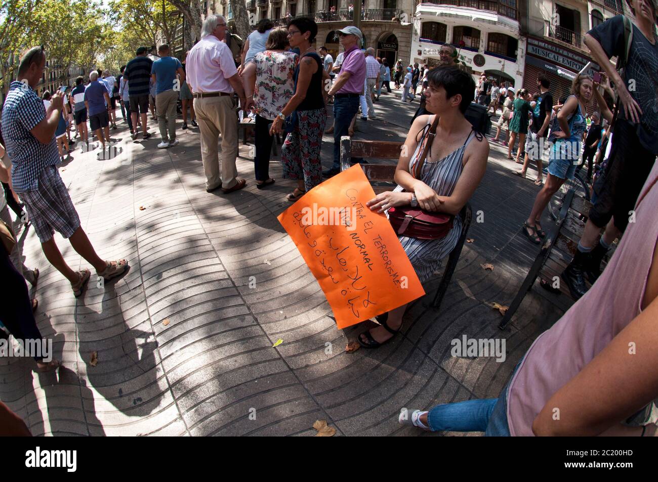 Protestation contre le terrorisme à Rambles le lendemain de l'attaque djihadiste, Barcelone, Espagne. Banque D'Images