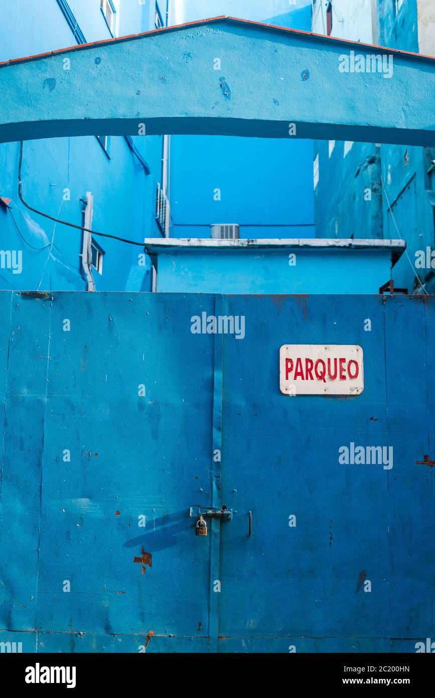 Parking derrière la porte bleue, la Havane Vieja, la Havane, Cuba Photo  Stock - Alamy