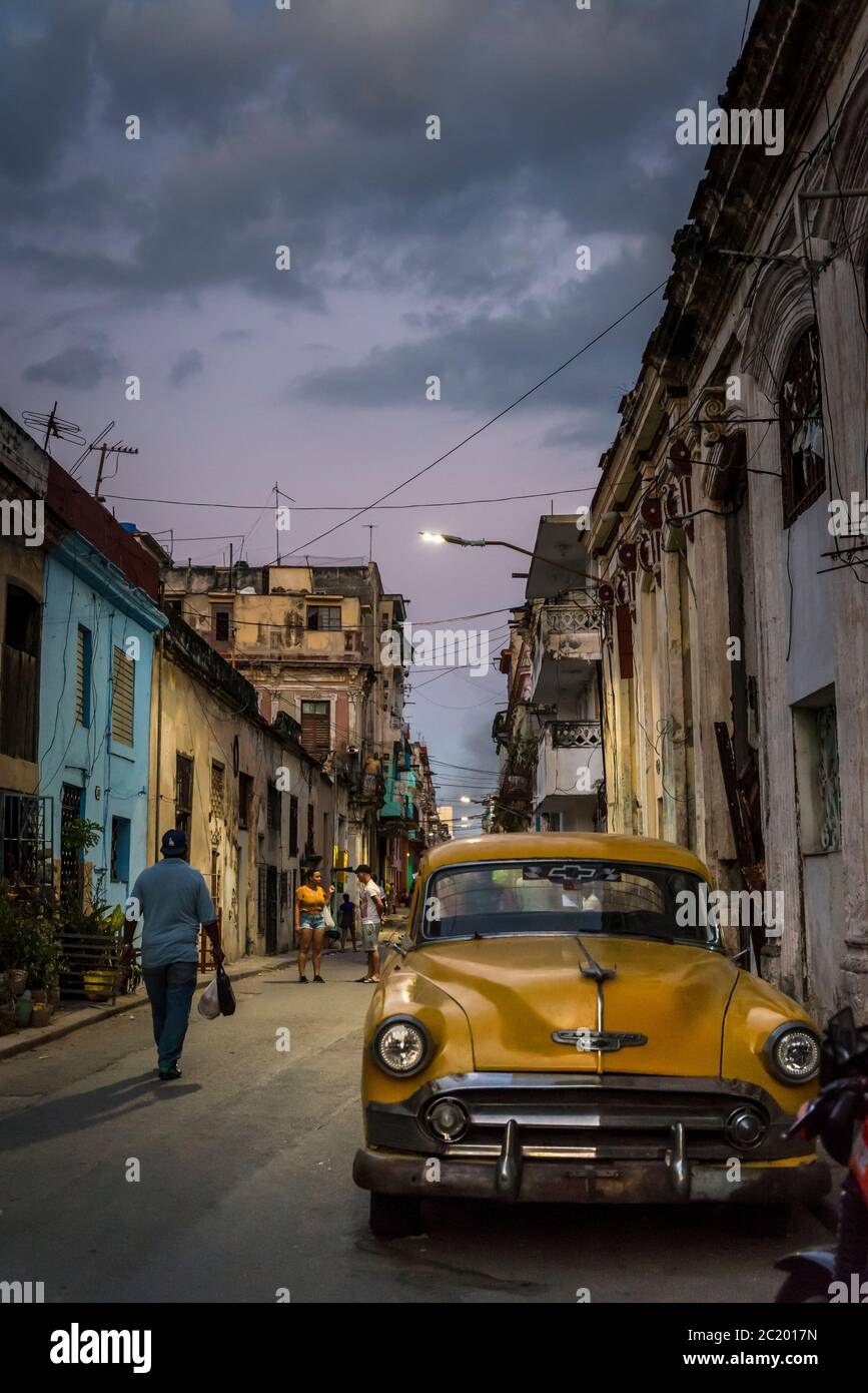 Voiture d'époque à la Havane Centro, un quartier de classe ouvrière, la Havane, Cuba Banque D'Images