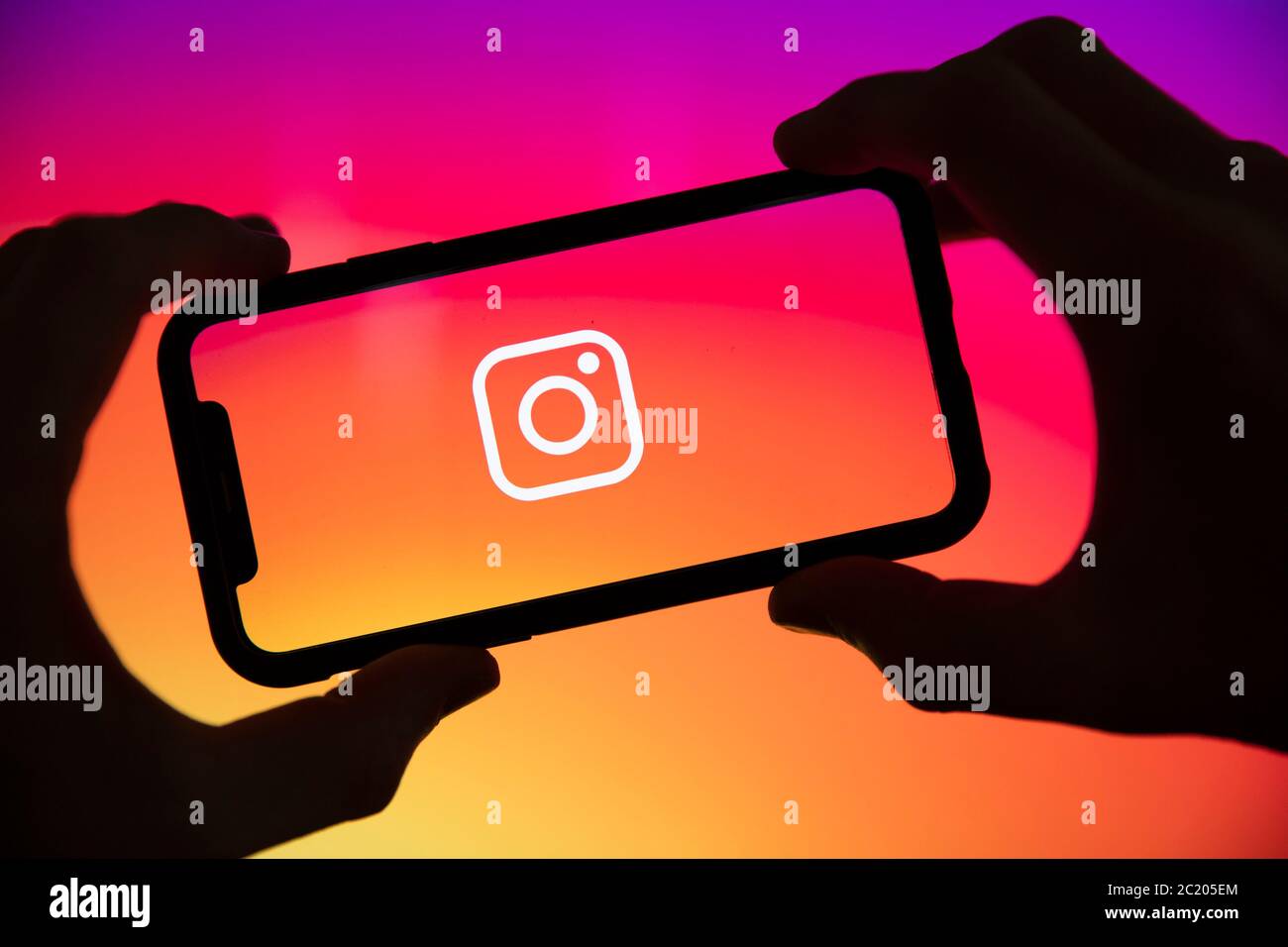 LONDRES, Royaume-Uni - juin 2020 : logo instagram sur l'écran d'un smartphone. Banque D'Images