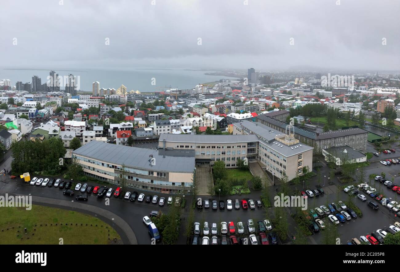 Magnifique vue aérienne grand angle de Reykjavik, Islande, avec des paysages au-delà de la ville, vue depuis la tour d'observation de la cathédrale de Hallgrimskirkja Banque D'Images