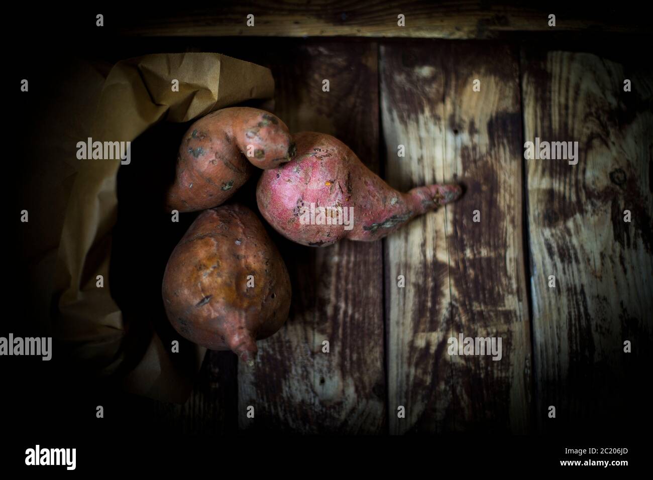 patates douces crues sur une table en bois, topview Banque D'Images