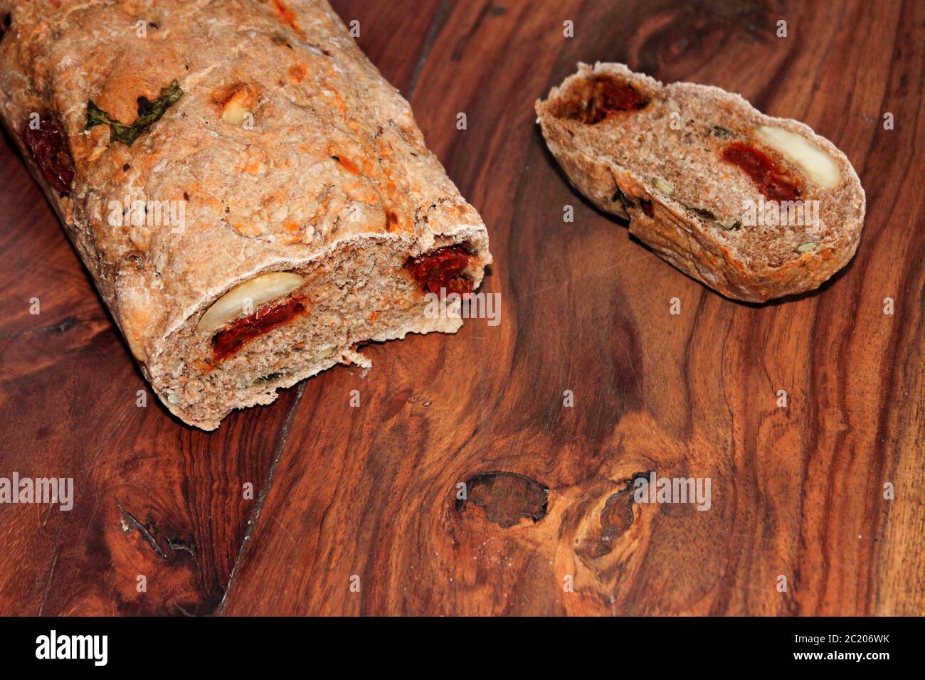 Pain de tomate et de basilic sur bois Banque D'Images