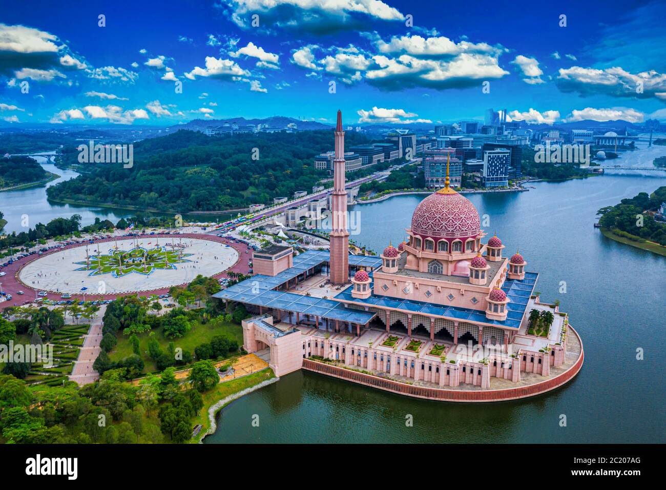 Vue aérienne de la Mosquée Putra avec le centre-ville de Putrajaya avec le lac au coucher du soleil à Putrajaya, en Malaisie. Banque D'Images
