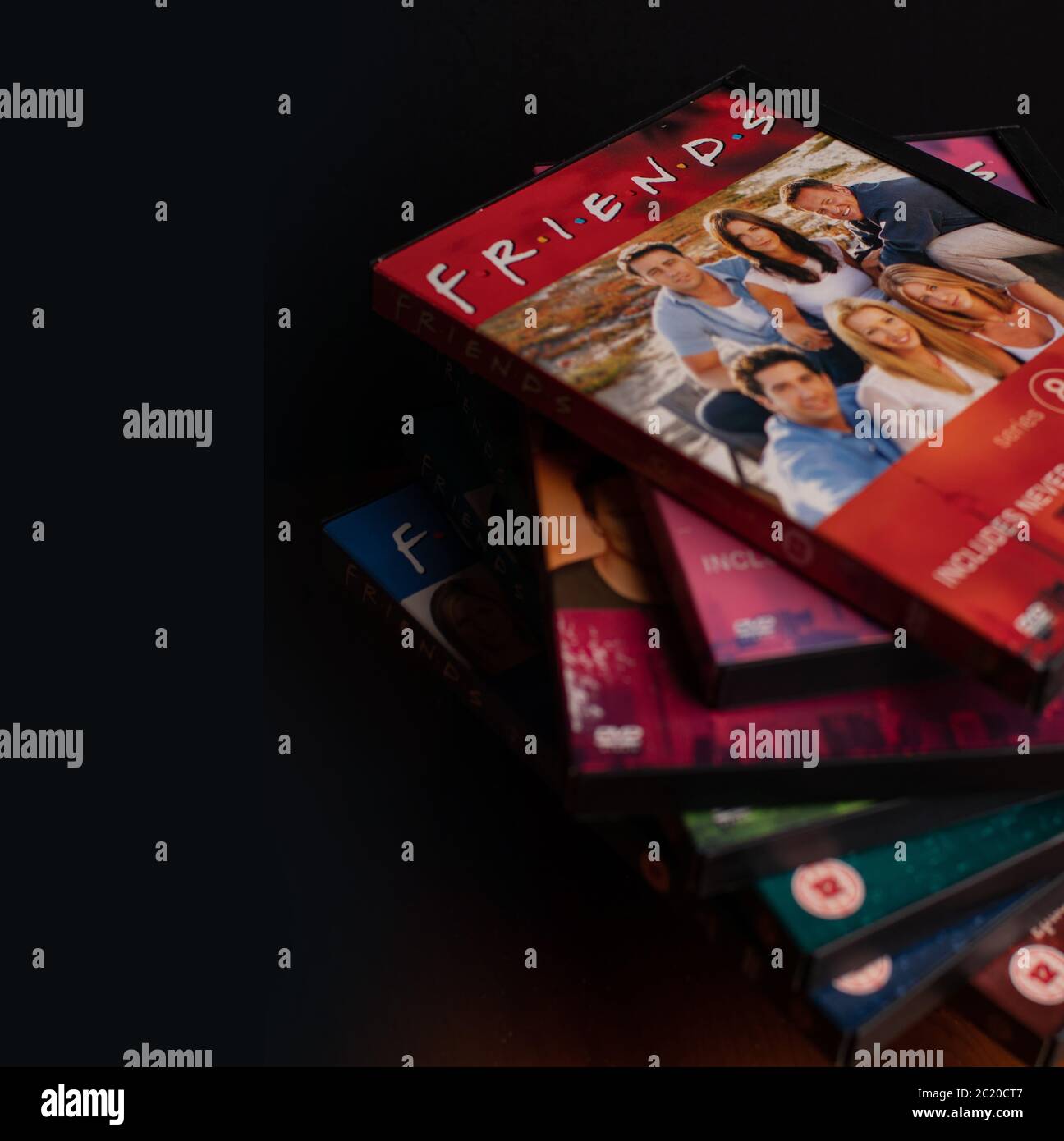 Collection de DVD d'amis. Le sitcom, très populaire, a récemment été critiqué pour son manque de diversité raciale à la lumière de la campagne BLM. Banque D'Images