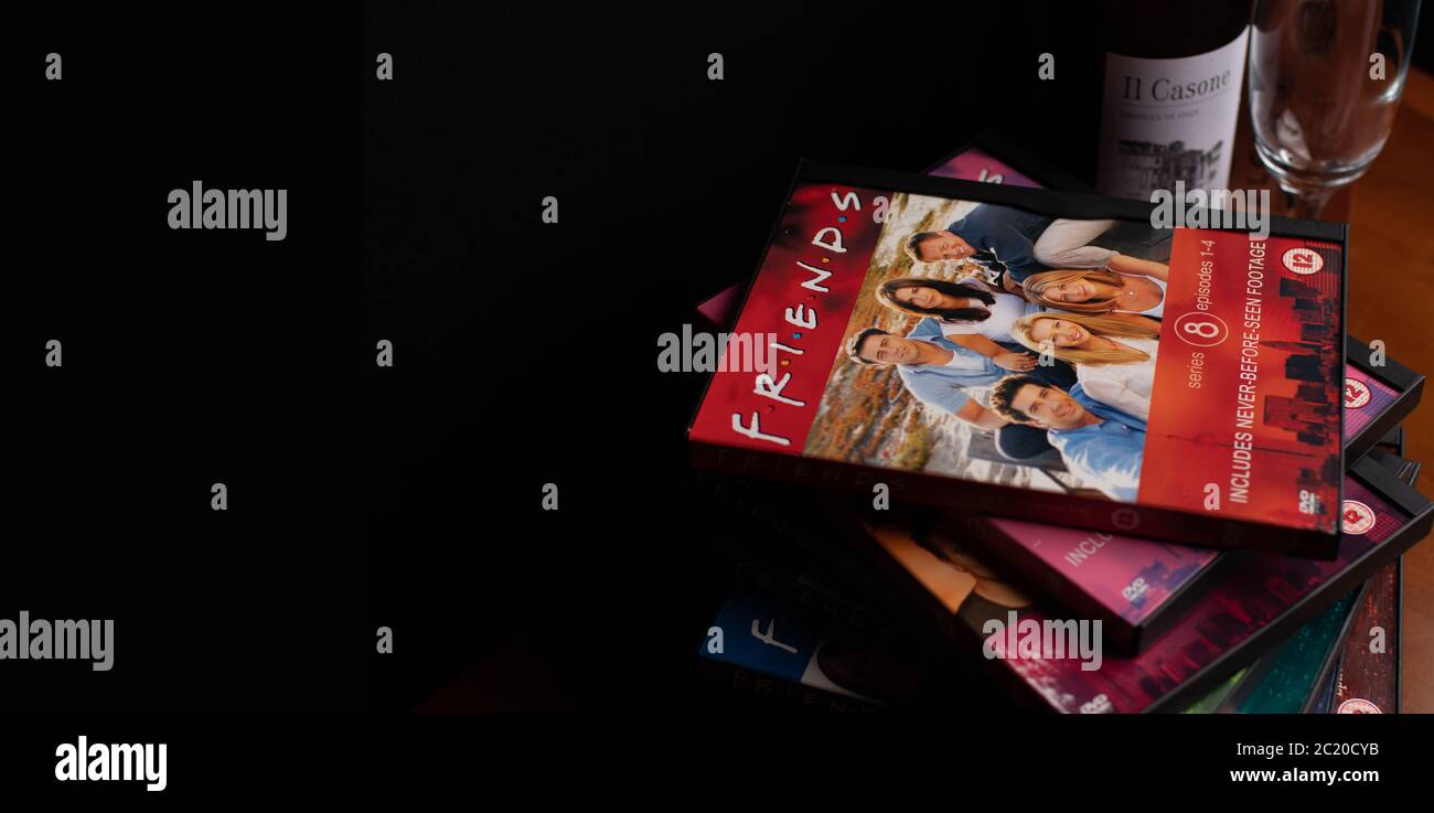 Collection de DVD d'amis. Le sitcom, très populaire, a récemment été critiqué pour son manque de diversité raciale à la lumière de la campagne BLM. Banque D'Images