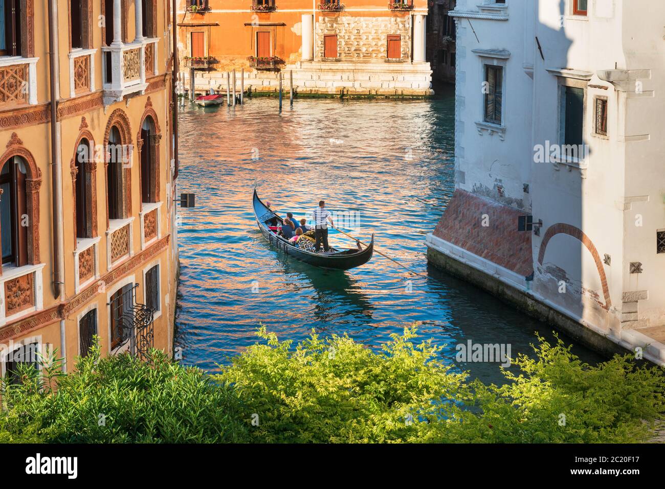 Touristes prenant une gondole sur le Grand Canal Venise, Italie Banque D'Images