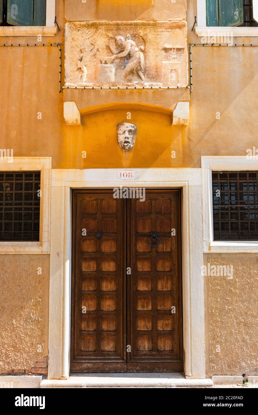 Sculptures anciennes de bas relief italiennes et grecques incrustées sur le mur et au-dessus de la porte de Casa Brass à Campo San Trovaso à Venise Banque D'Images