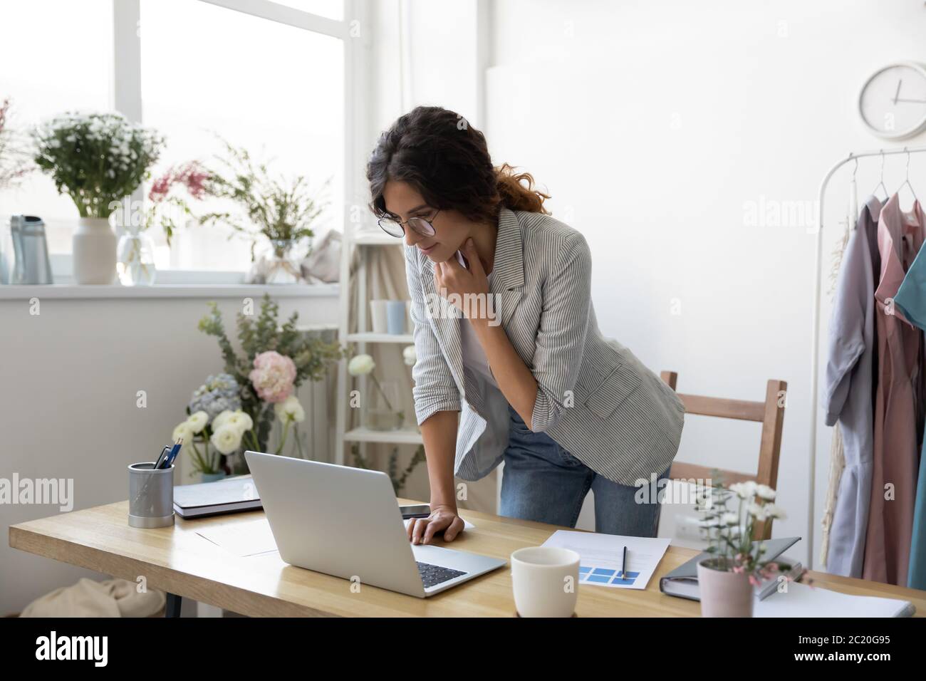 Une jeune femme d'affaires qui a du succès travaille sur un ordinateur portable à la maison Banque D'Images