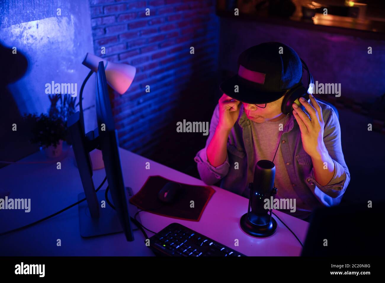 Jeune homme créateur de contenu streaming réunion virtuelle Banque D'Images