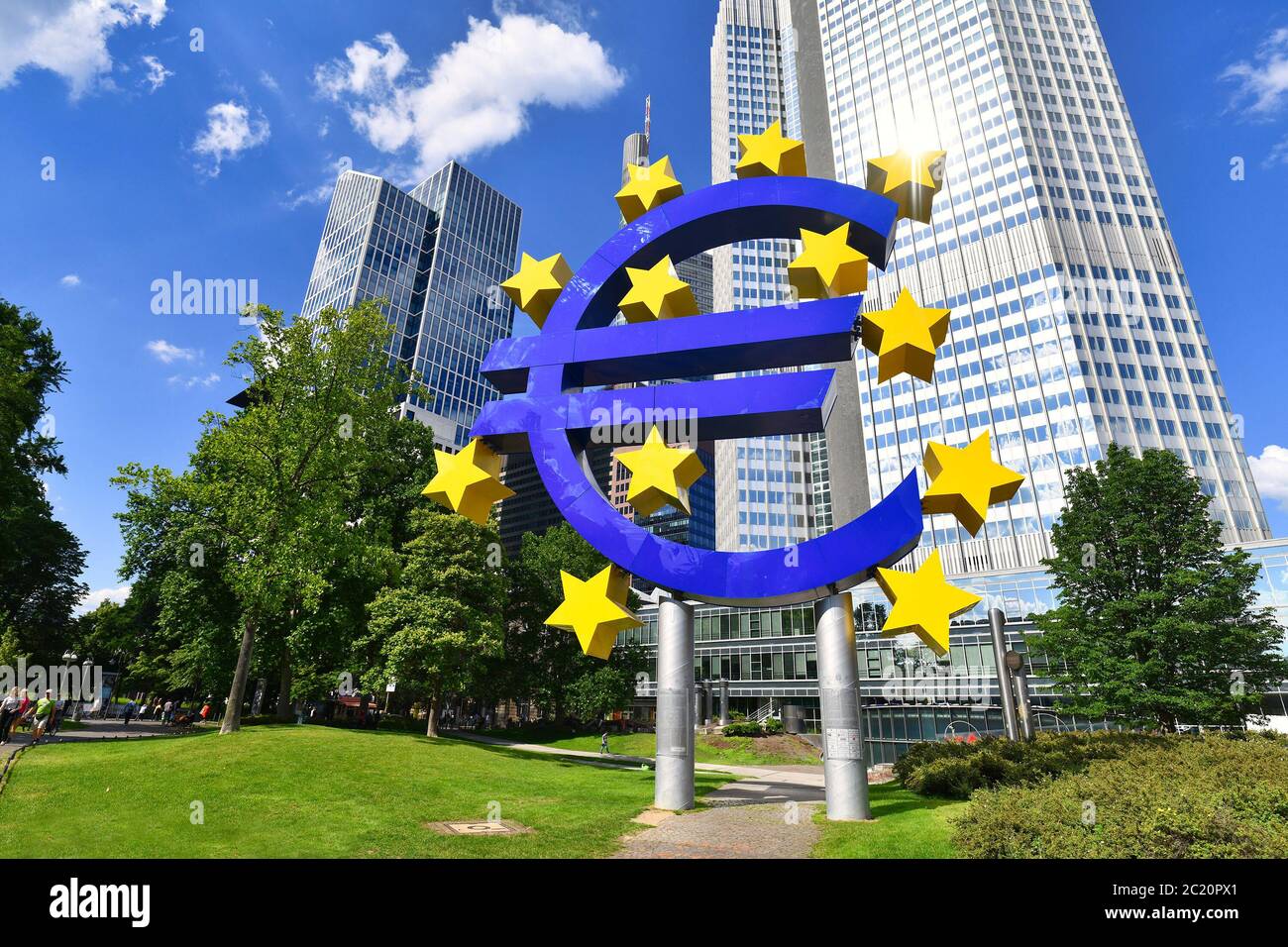 Francfort-sur-le-main / Allemagne - juin 2020: Grand signe de l'euro au siège de la Banque centrale européenne gratte-ciel dans la ville de Francfort Banque D'Images