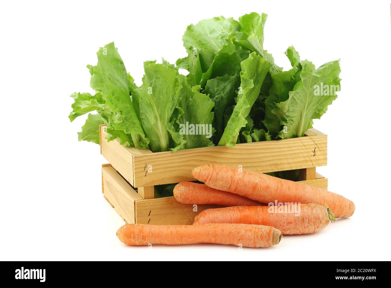 Plongée fraîche et quelques légumes d'hiver dans une caisse en bois sur fond blanc Banque D'Images