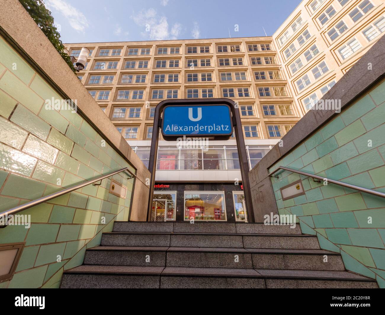 BERLIN, ALLEMAGNE - 15 juin 2020 : voir sur le panneau à la station de métro Alexanderplatz. Logo U-Bahn allemand traditionnel, pris à l'entrée - sortie, Banque D'Images