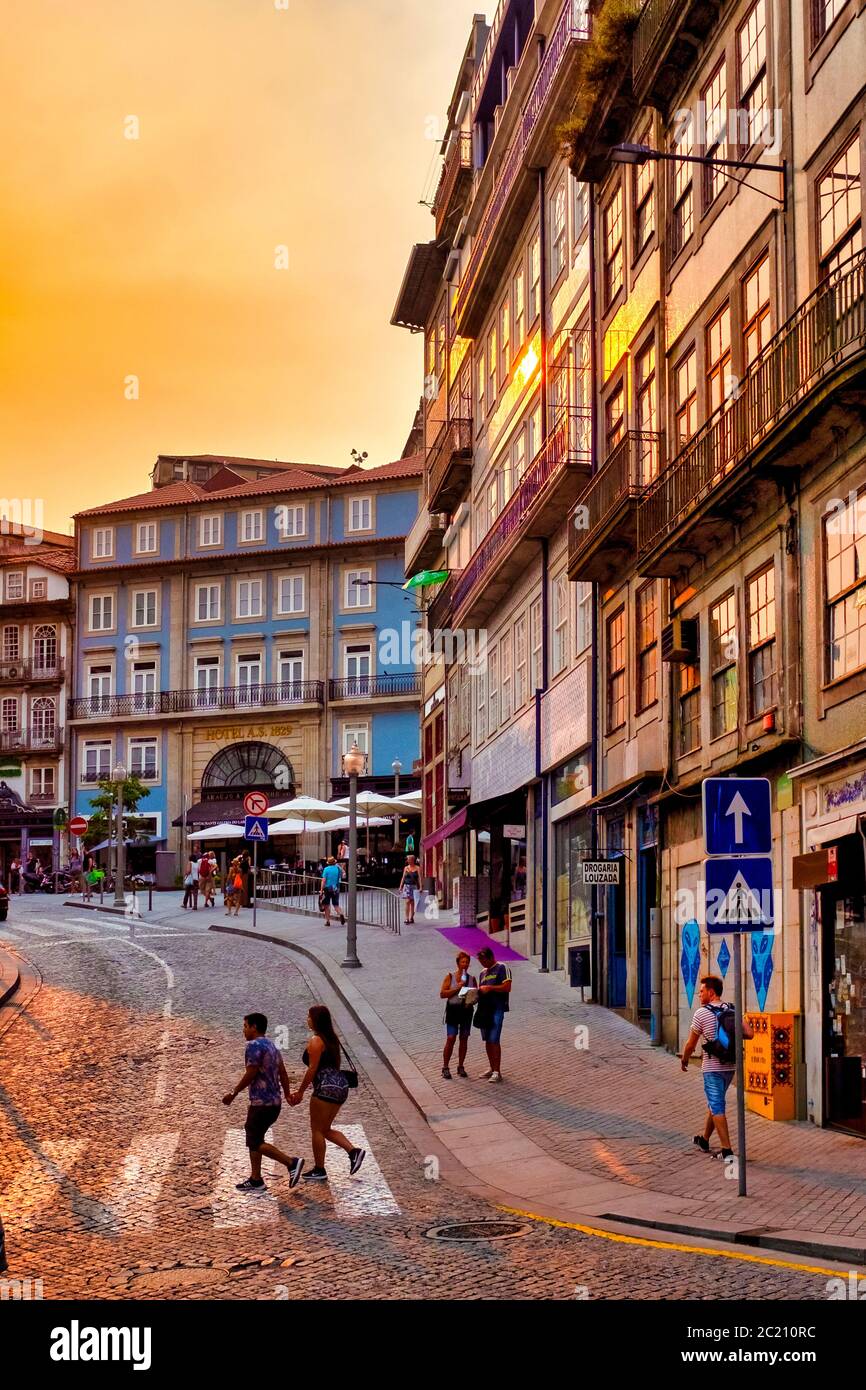 Largo São Domingos au coucher du soleil, Porto, Portugal Banque D'Images