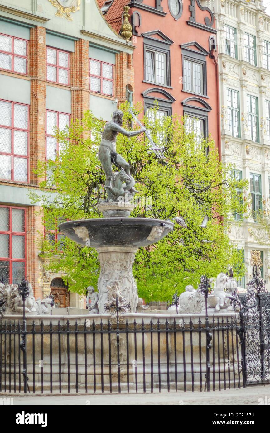 Fontaine historique de Neptune sur le long marché de la vieille ville de Gdansk, Pologne. C'est un point de rendez-vous populaire et une attraction touristique. Banque D'Images