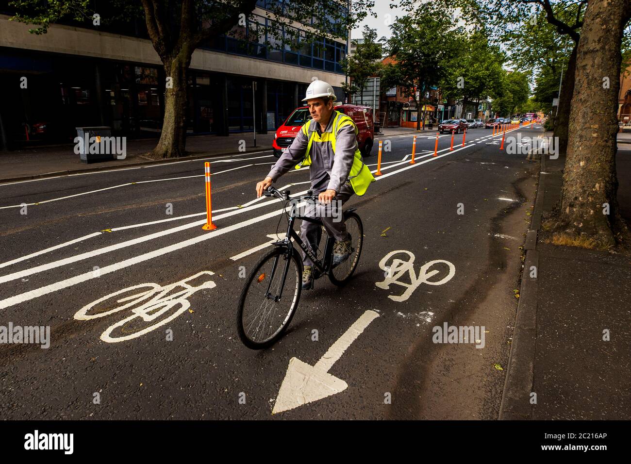 Un cycliste utilise la nouvelle allée de vélo pop-up sur Dublin Road à Belfast. La ministre de l'infrastructure, Nichols Mallon, a annoncé la semaine dernière que des pistes cyclables pop-up devaient être introduites à Belfast. Banque D'Images