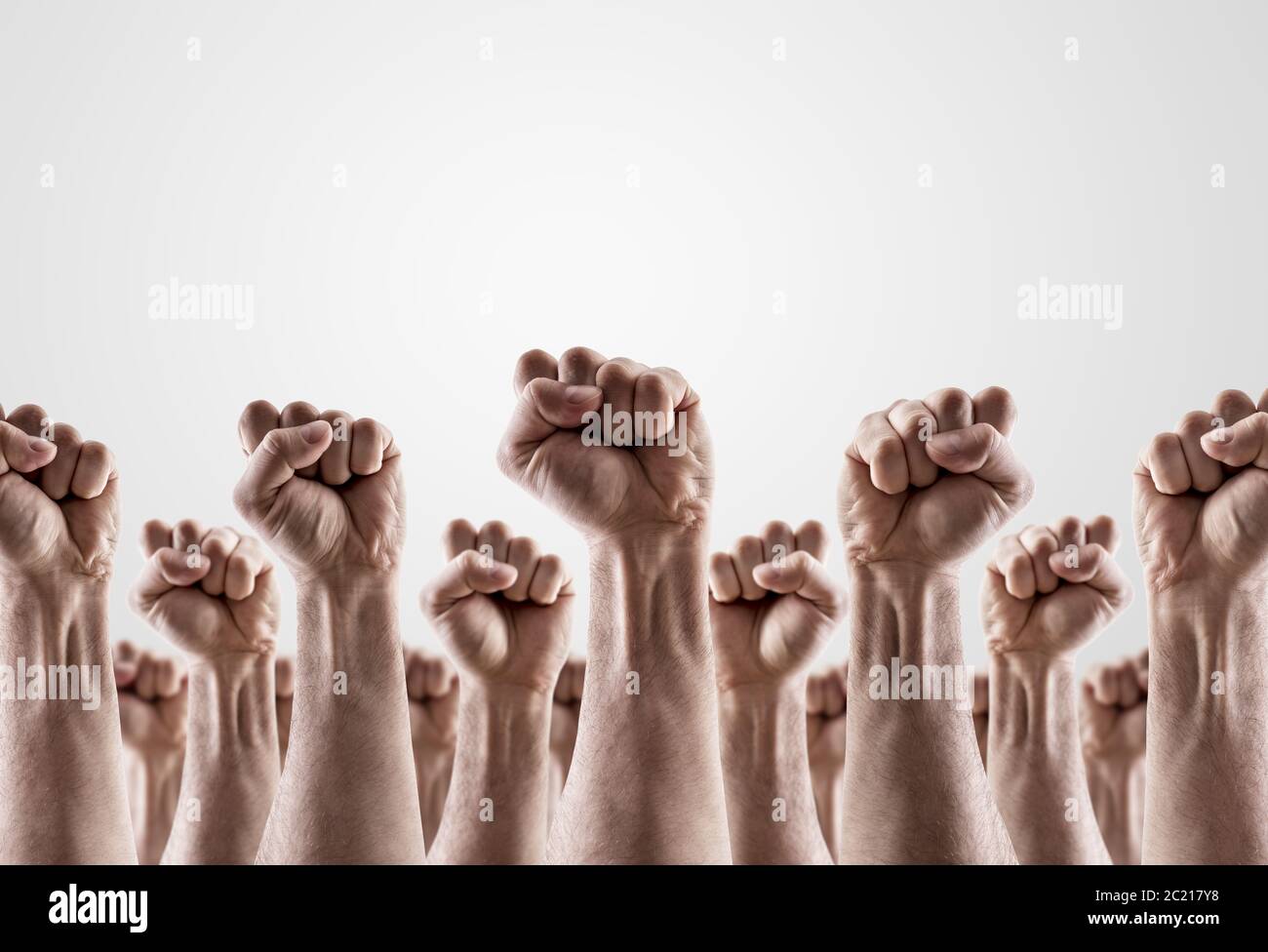 Grand groupe de mains levées montrant les poings Banque D'Images