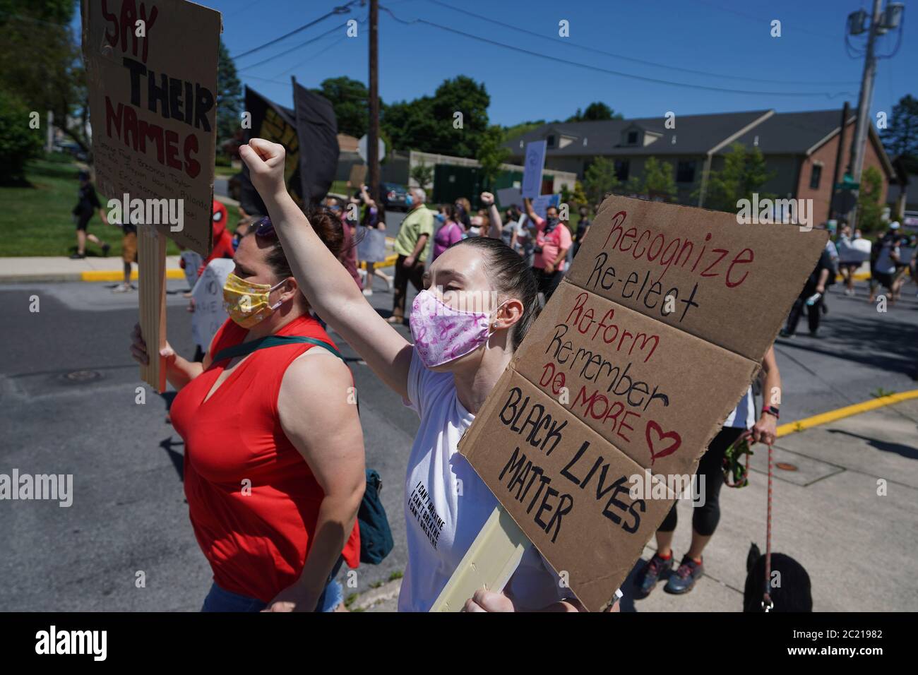 Des centaines se sont rassemblées le 14 juin 2020 pour une marche de paix à l'appui de Black Lives Matter dans le petit quartier de Emmaus, en Pennsylvanie. Banque D'Images