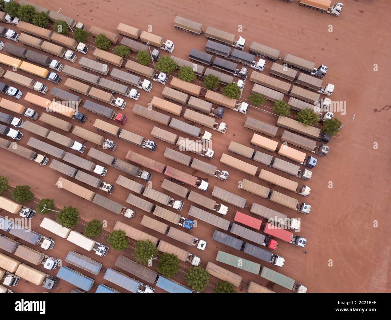 Vue aérienne de drone vue de dessus de la rangée de camions transportant du soja dans le garage de la station-service BR 163 sur Amazon, Para, Brésil. Concept de transport. Banque D'Images