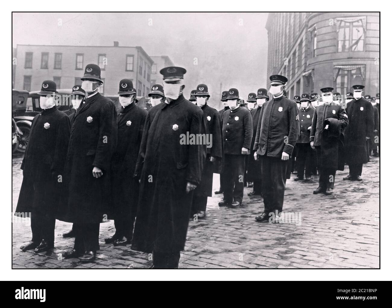 LA GRIPPE ESPAGNOLE 1918 MASQUES ARCHIVE policiers à Seattle, Washington portant des masques fabriqués par le chapitre de Seattle de la Croix-Rouge pendant l'épidémie de grippe espagnole de 1918 Etats-Unis Amérique Banque D'Images