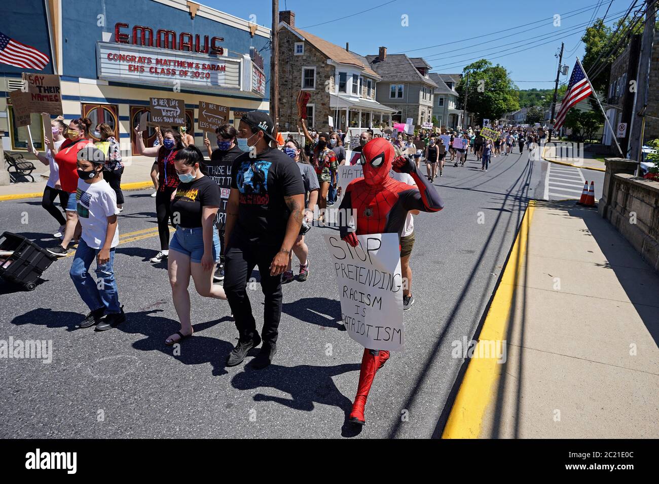 Des centaines se sont rassemblées le 14 juin 2020 pour une marche de paix à l'appui de Black Lives Matter dans le petit quartier de Emmaus, en Pennsylvanie. Banque D'Images