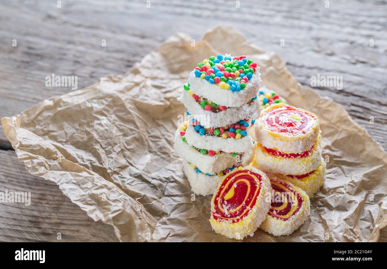 Tas de délices turcs sur le papier de cuisson Banque D'Images