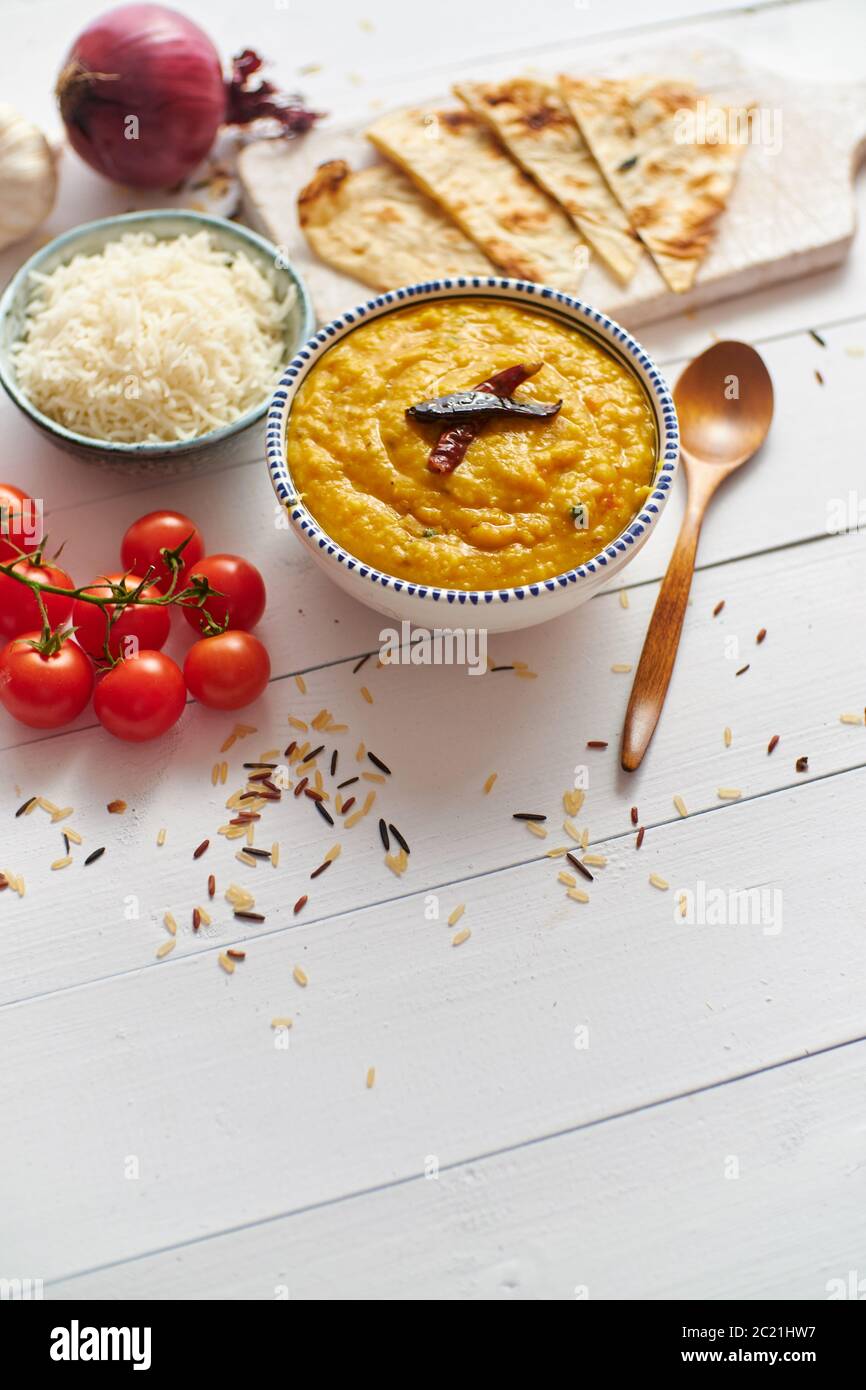 Cuisine populaire indienne Dal Fry ou curry traditionnel Dal Tadka servi dans un bol Banque D'Images