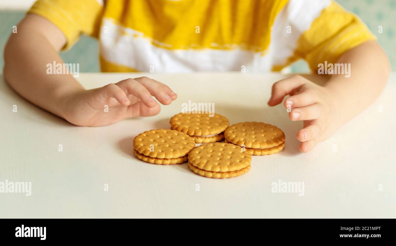 Une main tenant un cookie de près Banque D'Images