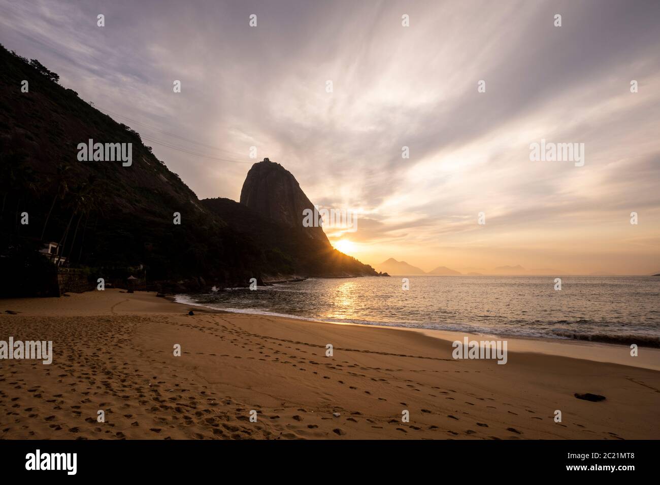 Belle vue sur le mont du pain de sucre au lever du soleil depuis la plage de Vermelha, Rio de Belle vue sur le mont du pain de sucre au lever du soleil depuis la plage de Vermelha, Rio de