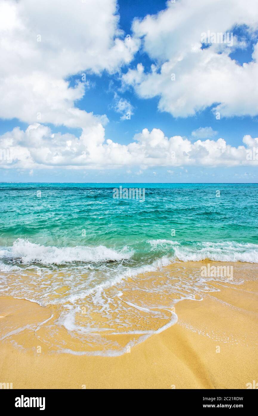 Bleu mer océan eau, ciel nuageux, plage de sable. Paysage de voyage d'été Banque D'Images