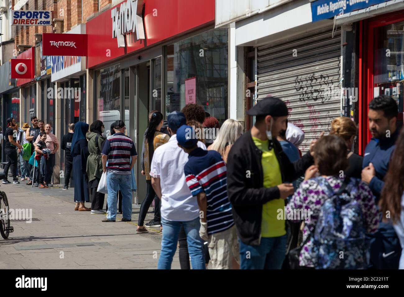 Kilburn High Road, Londres, Angleterre les magasins non essentiels ont ouvert leurs portes après la fermeture forcée en mars 2020 en raison de Covid-19, les clients font la queue pour TK Max Banque D'Images