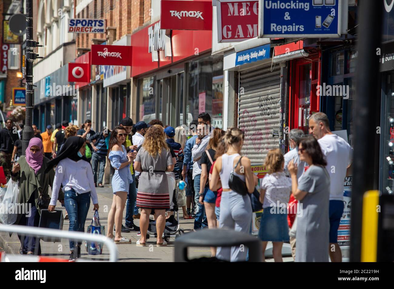 Kilburn High Road, Londres, Angleterre les magasins non essentiels ont ouvert leurs portes après la fermeture forcée en mars 2020 en raison de Covid-19, les clients font la queue pour TK Max Banque D'Images