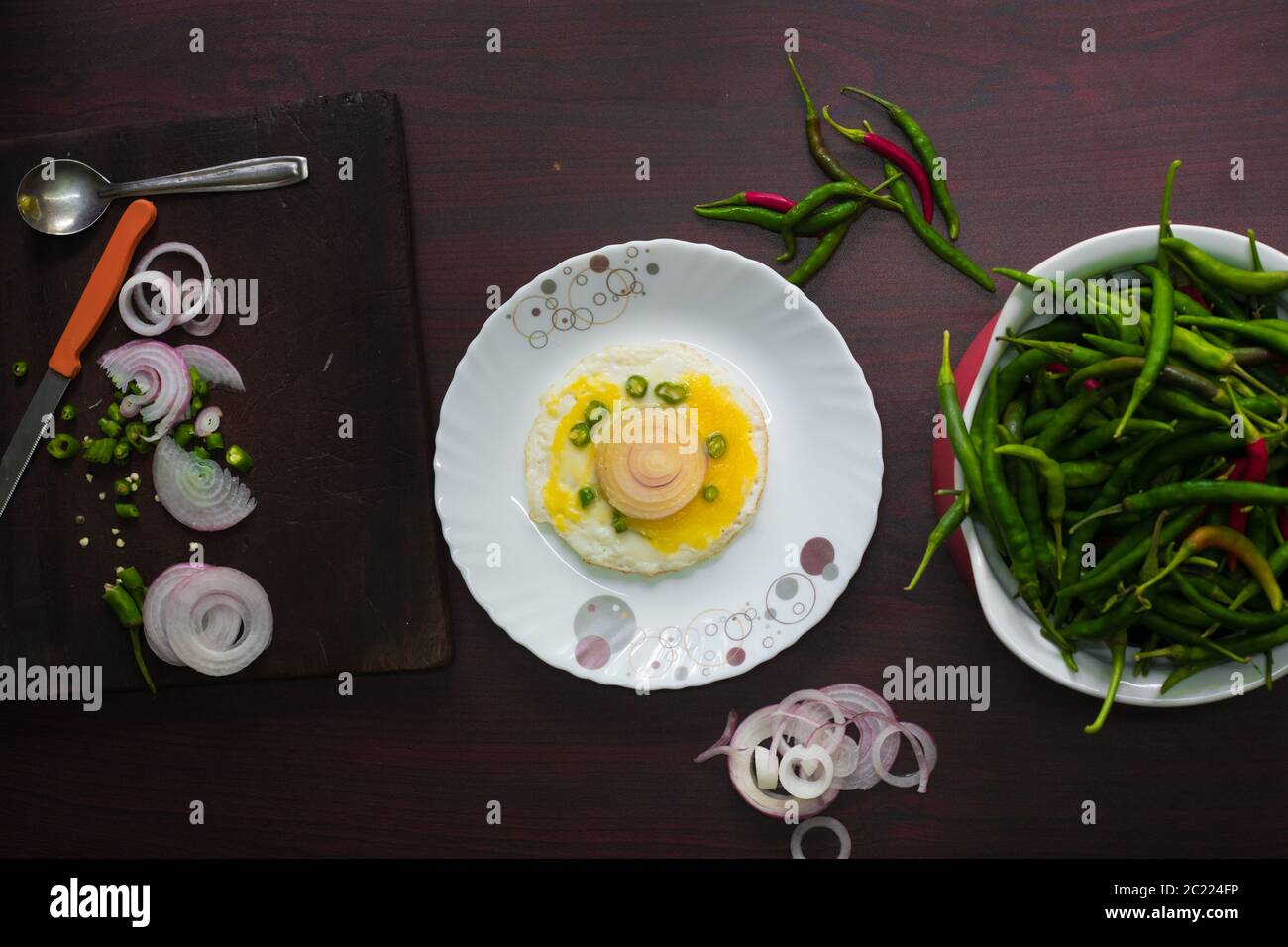 La photographie de nourriture d'oeuf garni de feuilles de froid, d'oignon et de curry sur le plateau de table semble délicieux et savoureux. Banque D'Images