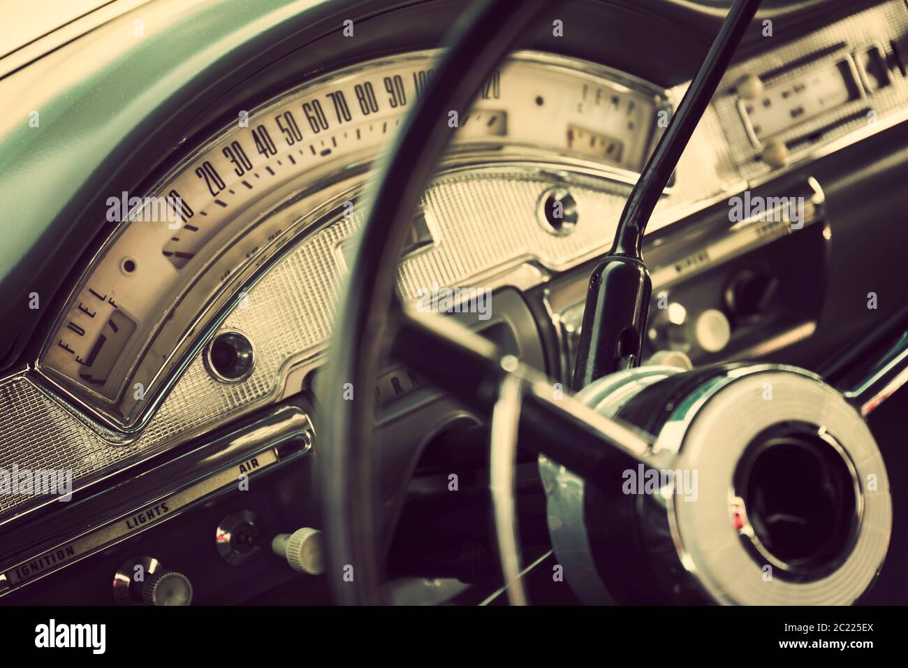 Habitacle classique avec gros plan sur le volant Banque D'Images