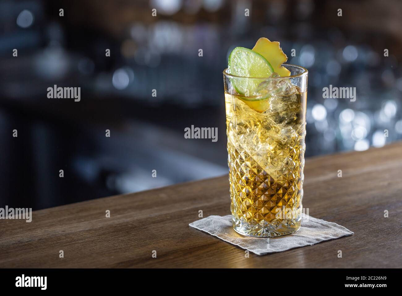 Limonade au Bourbon et au gingembre servie avec de la glace dans un verre sur un bar Banque D'Images