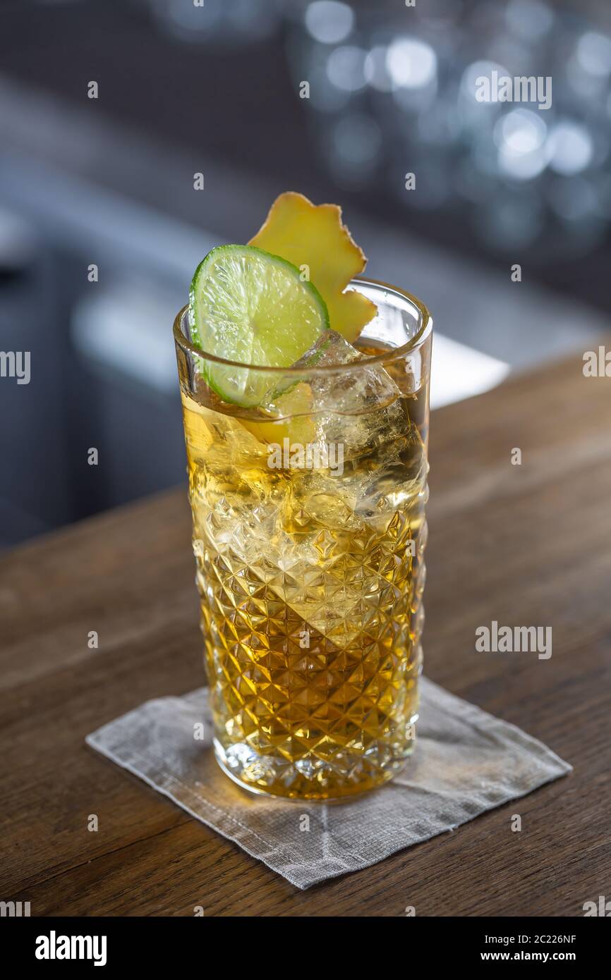 Cocktail de gingembre au whisky avec glace, citron vert frais servi dans un bar Banque D'Images