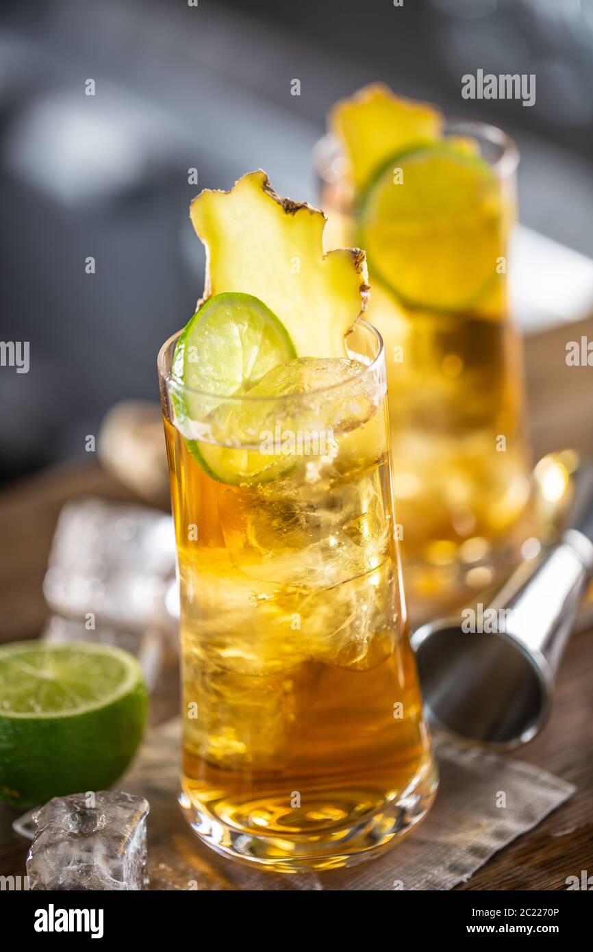 Limonade glacée au gingembre rafraîchissante dans deux verres Banque D'Images
