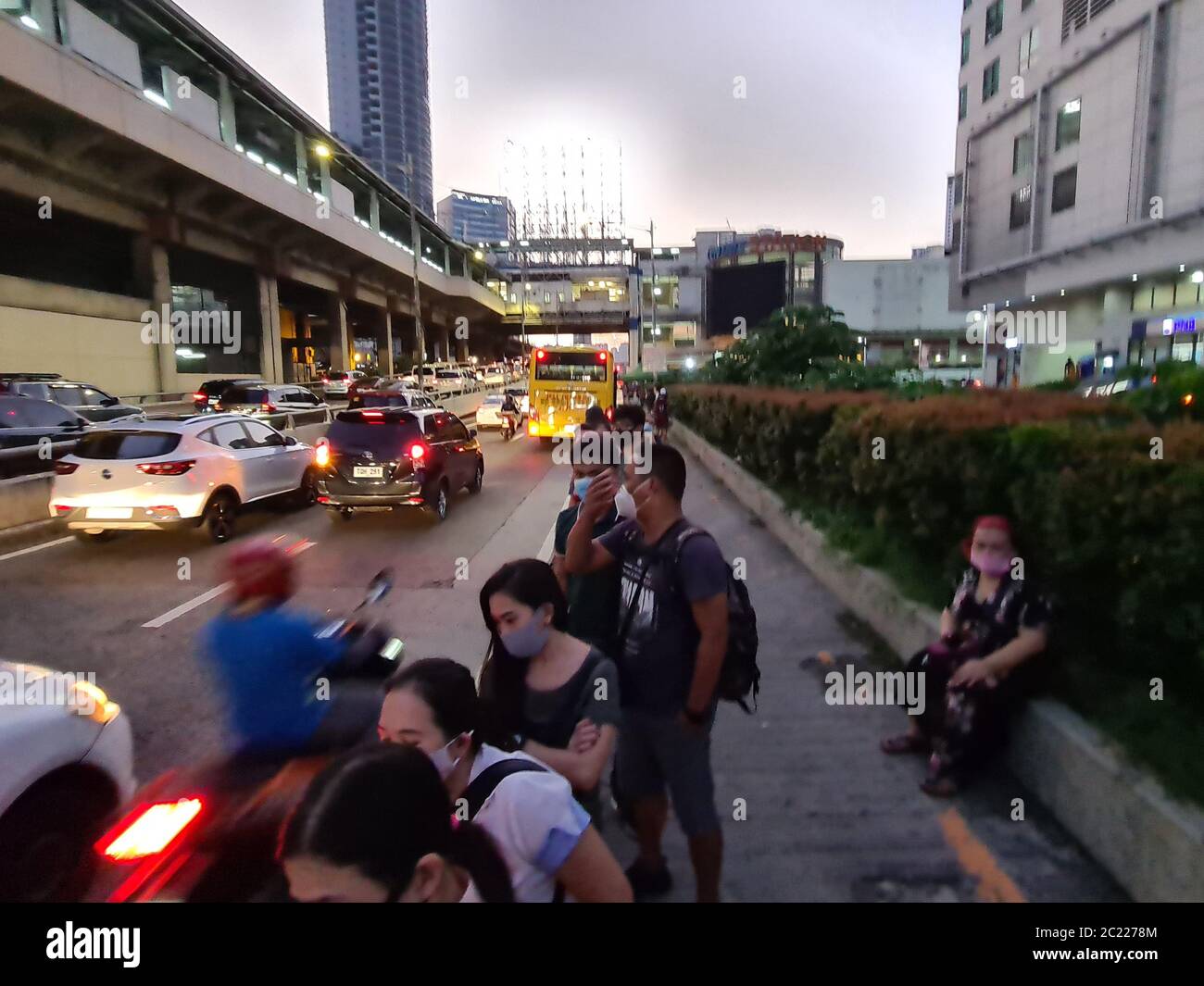 Quezon City, Philippines. 16 juin 2020. Des centaines de navetteurs de Quezon City sont en longue file d'attente à bord d'un bus pendant les heures de pointe en fin d'après-midi du 16 juin et on n'a pas observé de distanciation sociale. (Photo de Sherbien Dacalanio/Pacific Press) crédit: Pacific Press Agency/Alay Live News Banque D'Images