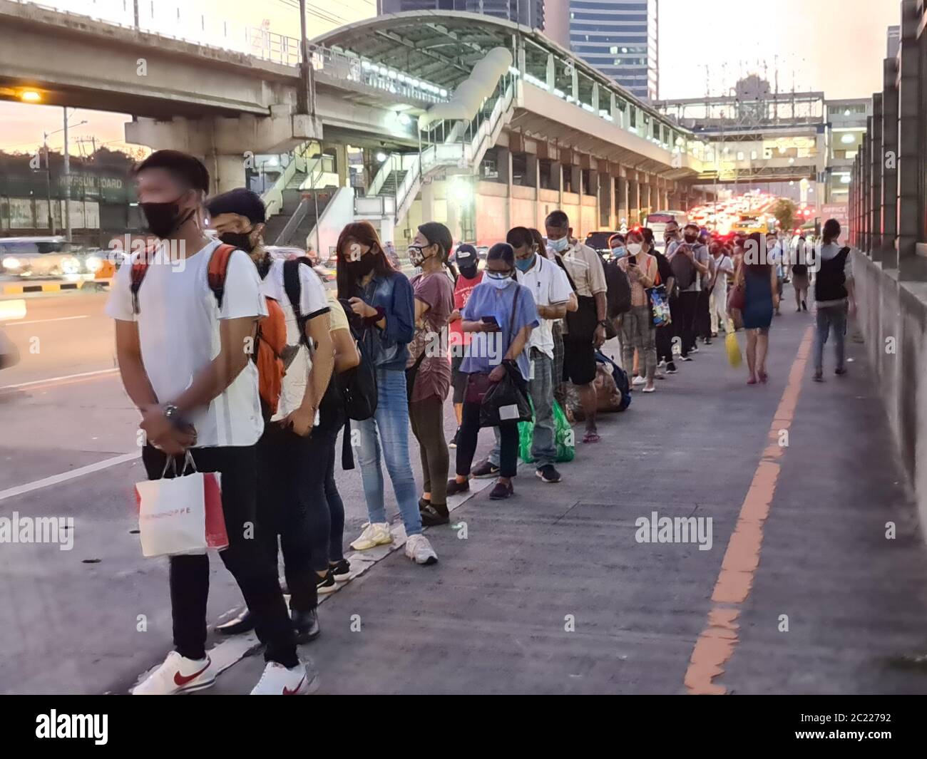 Quezon City, Philippines. 16 juin 2020. Des centaines de navetteurs de Quezon City sont en longue file d'attente à bord d'un bus pendant les heures de pointe en fin d'après-midi du 16 juin et on n'a pas observé de distanciation sociale. (Photo de Sherbien Dacalanio/Pacific Press) crédit: Pacific Press Agency/Alay Live News Banque D'Images