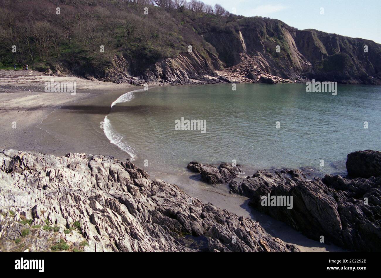 Vue sur polmear Bay Cornwall,Cornwall,campagne ouest,littoral,Polmear Bay,Sandy Bay,affleurement rocheux,Cornouailles de roche,Cornouailles Coastl cornouailles Banque D'Images