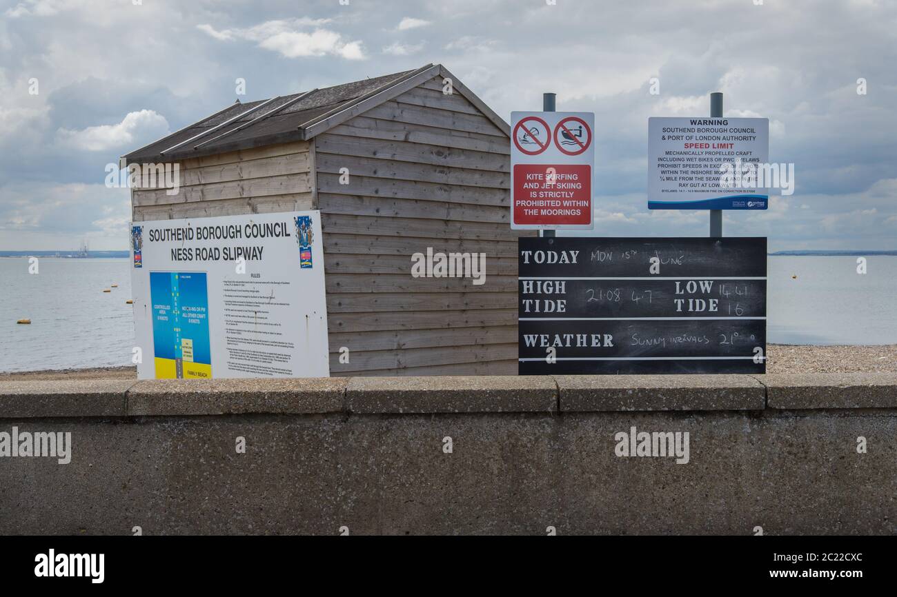 Panneau d'information sur les marées haute et basse à l'entrée de la plage. Shoeburyness, Southend on Sea, Essex Banque D'Images