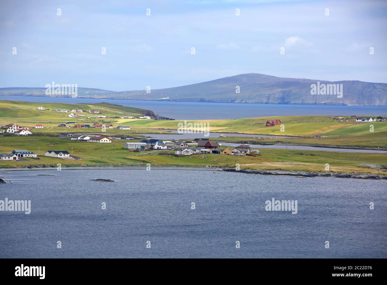 Magnifique paysage avec villages, maisons et îles en arrière-plan, Shetland Islands, Écosse. Banque D'Images