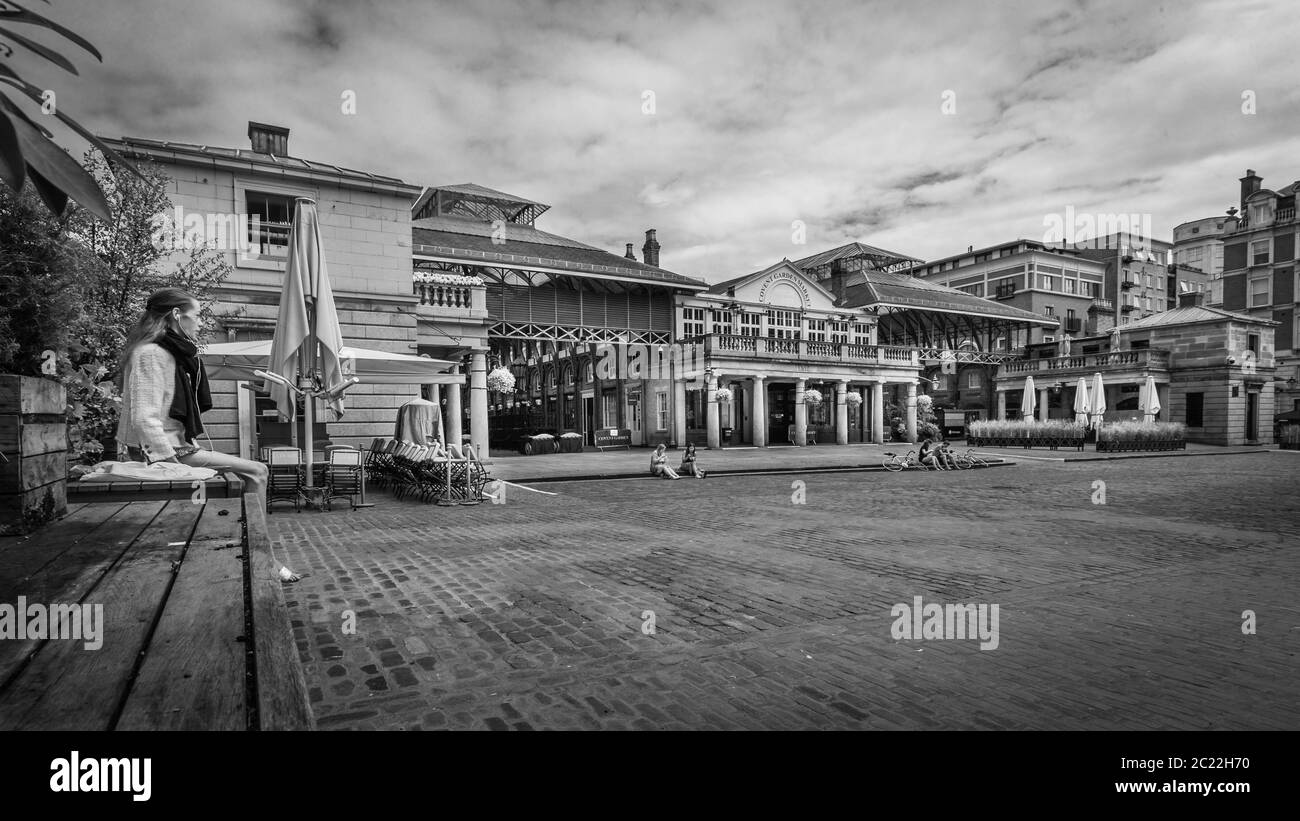 La nouvelle norme de la distanciation sociale à Covent Garden pendant le confinement pandémique à Londres. Banque D'Images