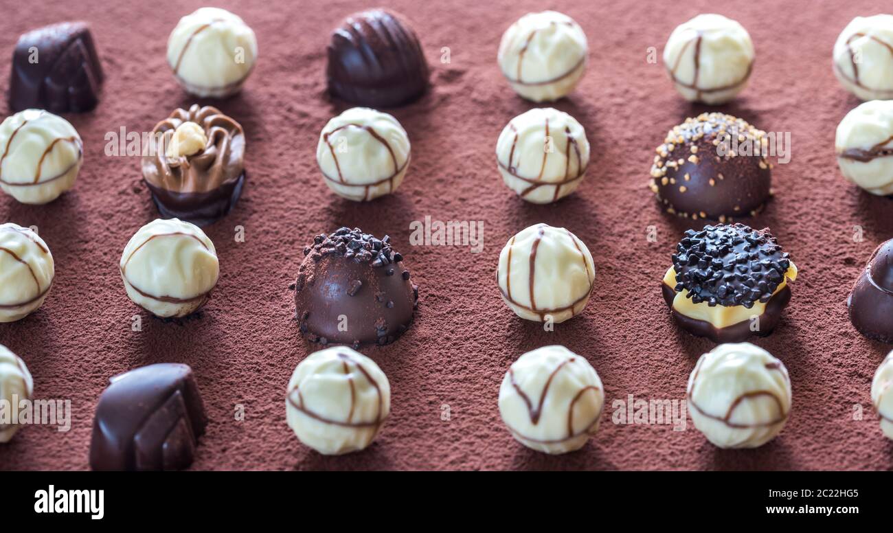 Bonbons au chocolat sur fond de cacao Banque D'Images