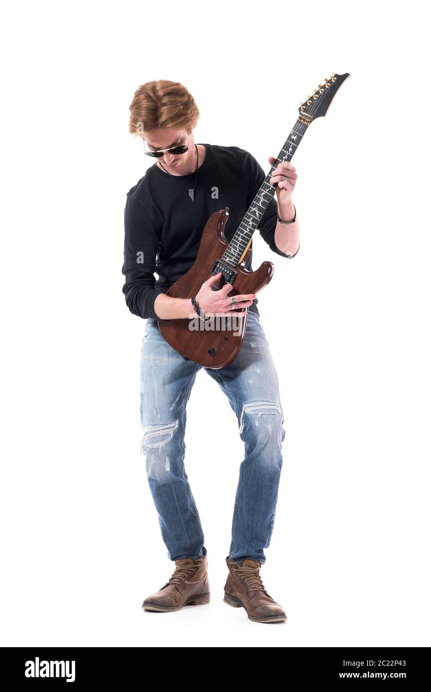 Jeune rock homme de musique jouant de la guitare électrique solo  pratiquant. Longueur du corps entière isolée sur fond blanc Photo Stock -  Alamy