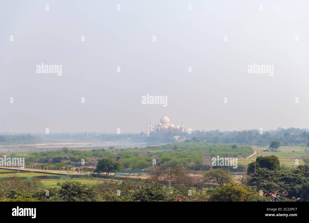 Vue sur le Taj Mahal depuis le fort d'Agra, Agra, Uttar Pradesh, Inde Banque D'Images