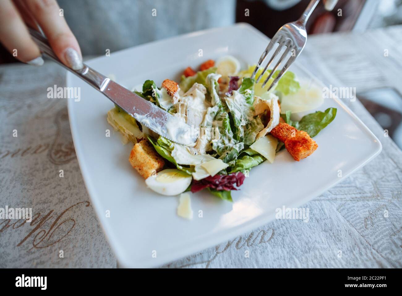 La salade césar sur table in restaurant Banque D'Images