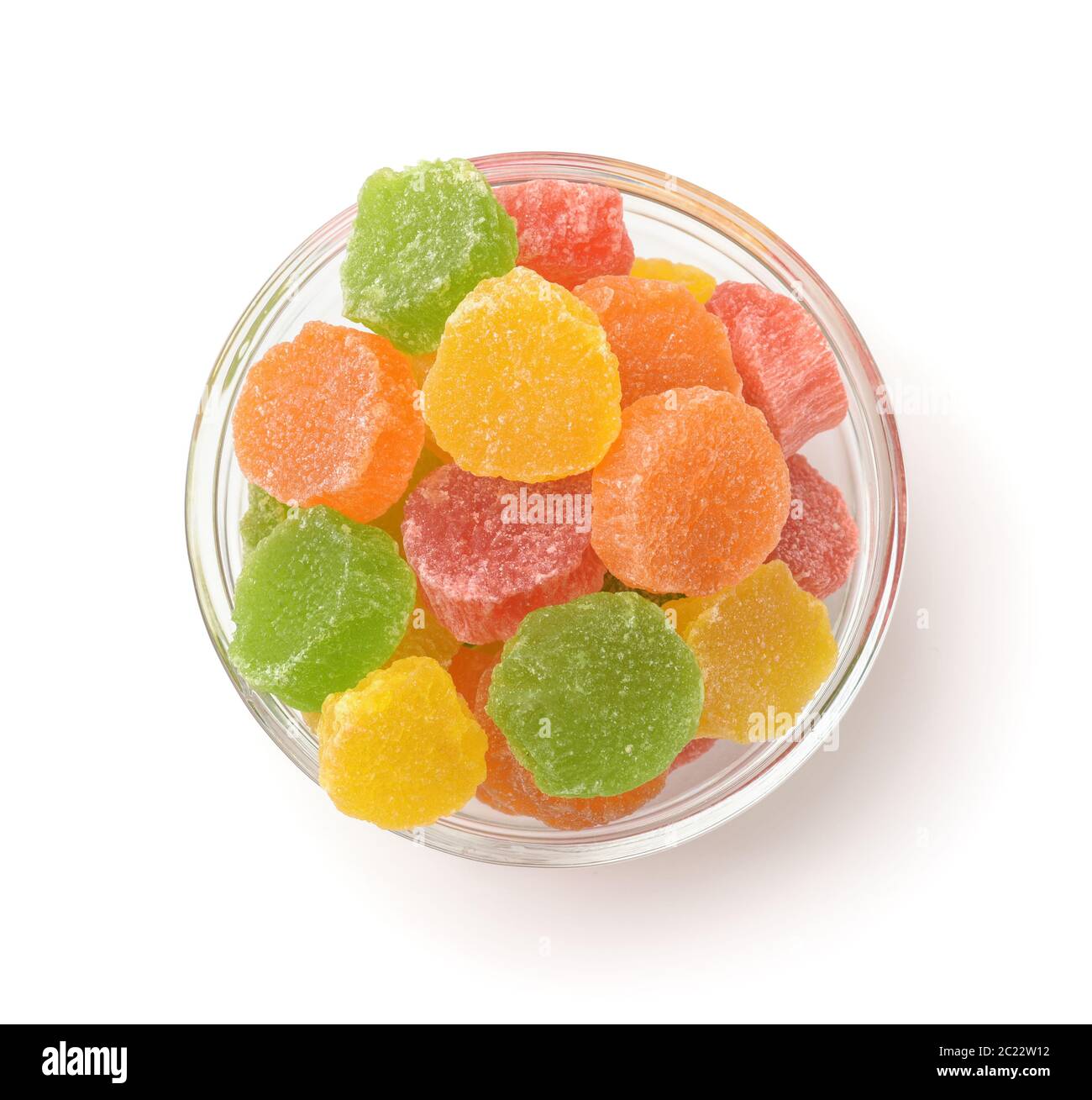 Vue de dessus de fruits secs confits colorés dans un bol en verre isolé sur blanc Banque D'Images
